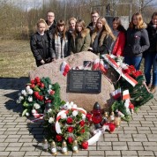 Powiększ zdjęcie Pamiątkowa tablica na miejscu katastrofy lotniczej w Smoleńsku