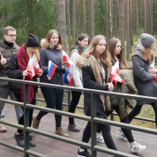 Powiększ zdjęcie Przejście po rosyjskiej stronie cmentarza w Katyniu (z powodu braku ekshumacji ciał maszerujemy po specjalnie wybudowanych kładkach)
