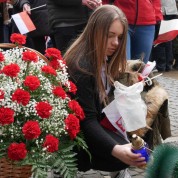 Powiększ zdjęcie Zapalenie zniczy przez uczniów IVLO pod pomnikiem ku czci pomordowanych