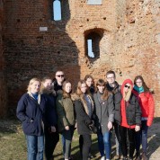 Powiększ zdjęcie Uczestnicy wyjazdu z IVLO na tle ruin zamku Mendoga w Nowogródku
